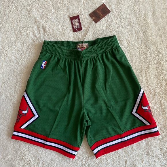 Men’s NBA Chicago Bulls Shorts GREEN Swingman 08-09 Mitchell & Ness NWT